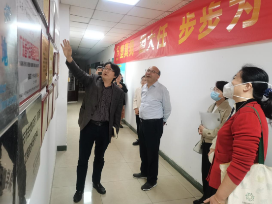 王總介紹公司歷史、企業(yè)成果、企業(yè)榮譽